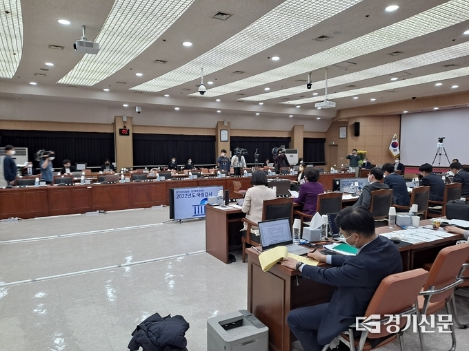  경기남부‧북부경찰청 국정감사 자리에서 더불어민주당 의원들이 단체로 퇴장했다. (사진=박진석 기자)