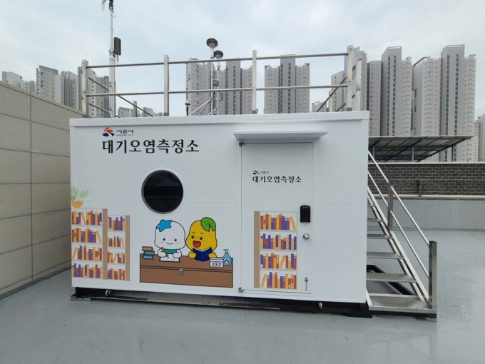 경기도보건환경연구원이 지난해 도내 31개 시·군 총 127개소의 대기환경측정소에서 수집된 대기오염도 자료를 분석한 ‘2021년 경기도 대기질 평가보고서’를 19일 발간했다. (사진=경기도 제공)