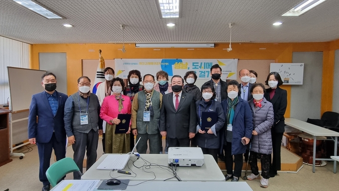 마을큐레이터들이 활동 후 김대진 원장과 기념촬영을 하고 있다. (사진=성남문화원 제공)