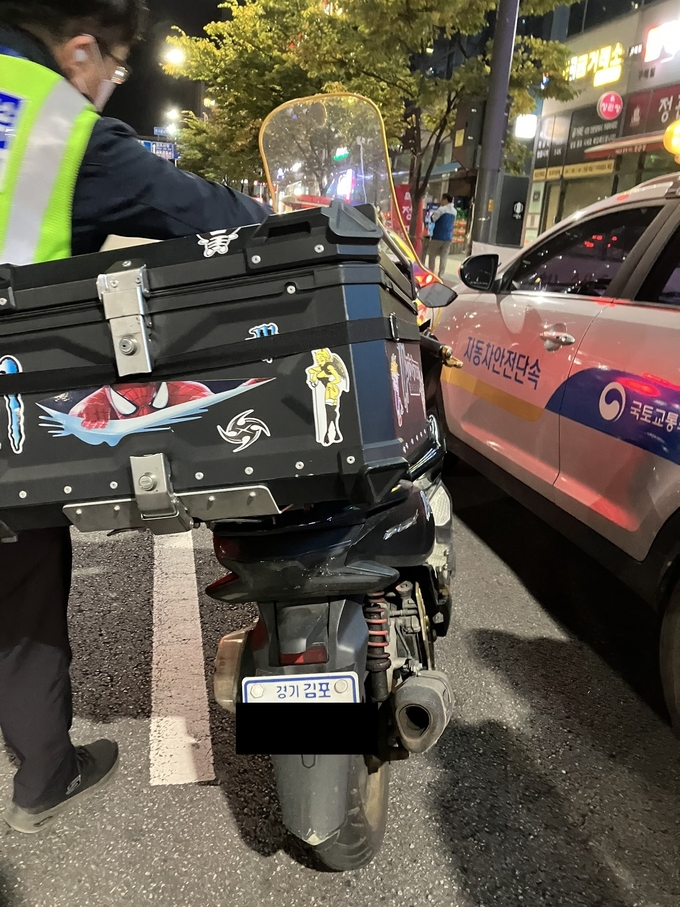 경찰이 불법 개조된 오토바이를 단속하고 있다.(사진=김포시 제공)