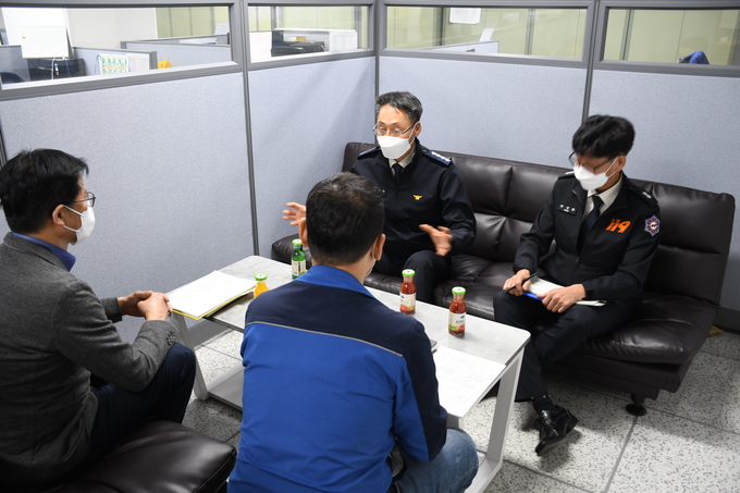 화성소방서가 최근 대형 판매시설인 동탄 메타폴리스에서 소방안전정책에 반영하고자 현문현답 현장컨설팅을 실시했다( 사진제공/화성소방서)