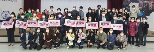 지난 18일 인천시청 대회의실에서 열린 ‘2022년 민관협력 우수사례 발표대회’에서 참가자들이 기념촬영을 하고 있다. ( 사진 = 인천시 제공 )