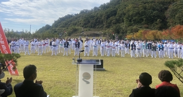 연천군이 지난 15~16일 양일간 고대정에서 구석기축제기념 연천군수배 경기도 남녀 궁도대회를 개최했다.(사진=연천군 제공)<br>
<br>
