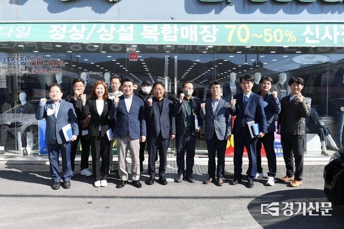 백영현 포천시장과 포천시의회 손세화의원이 송우패션타운협동조합(이사장 유강식)을 찾았다. (사진=포천시 제공)