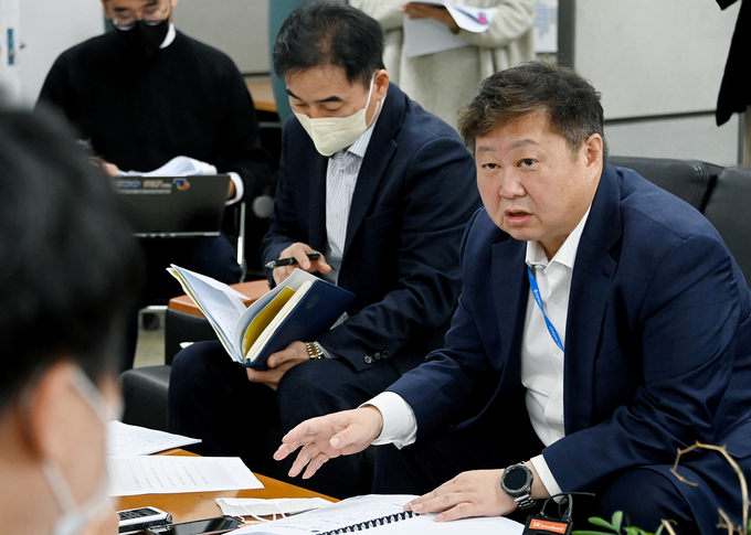 윤현모 인천시 해양항공국장이 19일 시청 기자실에서 해양항공국 소관 현안과 관련해 기자간담회를 하고 있다. ( 사진 = 인천시 제공 )