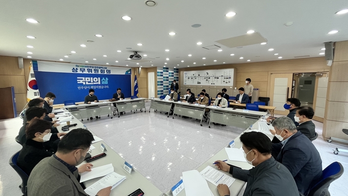 19일 더불어민주당 인천시당에서 열린 상무위원 회의에서 위원들이 안건을 살피고 있다. ( 사진 = 민주당 인천시당 제공 )