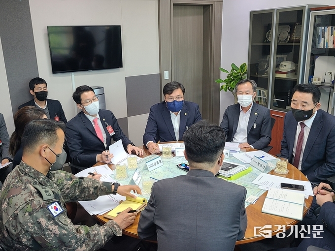 국회 최춘식 국회의원실에서 포천시, 의회, 국방부 관계자가 6군단 부지 반환 문제에 대해 대화를 하고 있다. (사진=연제창 의원 제공)