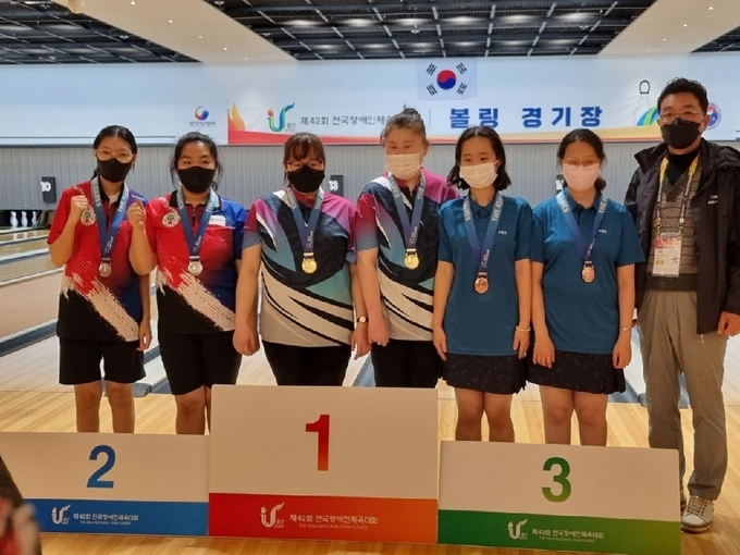 19일 울상광역시 문수체육관에서 열린 제42회 전국장애인체육대회 첫날 볼링 여자부 2인조 TPB4(선수부)에서 4경기 합계 1497점으로 대전시(1405점)와 울산시(1329점)를 꺾고 금메달을 차지한 김은효(왼쪽부터 세번째), 김민선(왼쪽부터 네번째)이 기념사진을 찍는 모습. (사진=경기도장애인볼링협회 제공)