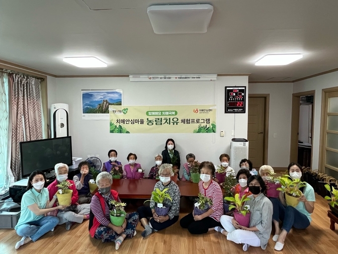 남양주풍양보건소 치매안심센터는 치매안심마을 어르신을 대상으로 지난 9월 28일 이후 지난 18일까지 3회에 걸쳐 치유농업 활용 복지화 지원 프로그램을 운영했다. (사진=남양주시 제공)