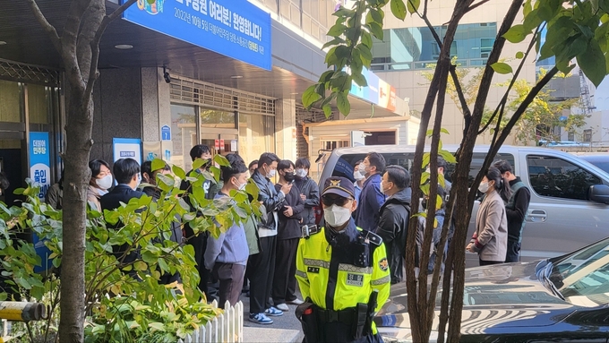 더불어민주당이 19일 오후 5시 10분 ‘국정감사 전면 중단’을 선언했다. 검찰은 이날 여의도 민주당사 압수수색에 나섰으나 민주당사 관계자들과 2시간 30분이 넘도록 대치를 벌이고 있다. (사진=김한별 기자)
