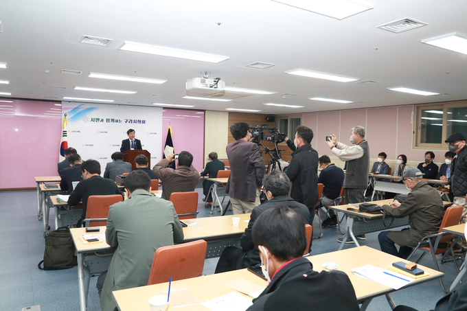 구리시의회 권봉수의장이 공기업 기관장 후보자 인사청문회를 도입 배경을 기자회견을 통해 밝히고 있다.(사진=구리시의회 제공)