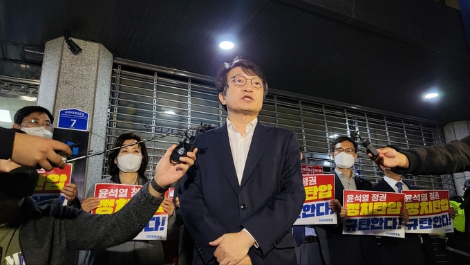 김의겸 민주당 대변인은 19일 밤 오후 3시쯤부터 시작된 검찰과의 대치가 일단락 된 후 기자들과 만나 브리핑을 하고 있다. (사진=김한별 기자)