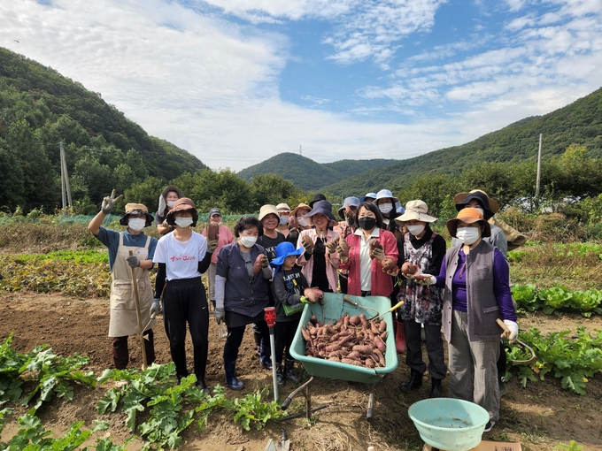 군포시장애인종합복지관과 군포시노인복지관에 고구마를 전달했다.(사진=군포시 제공)