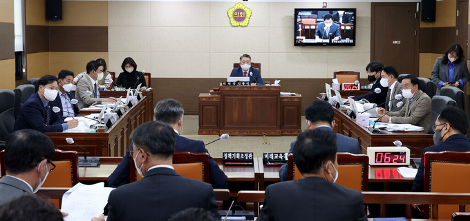 인천시의회 교육위원회가 19일 ‘인천광역시교육청 대학입학전형 및 취업 자격증 시험 응시수수료 지원 조례안’을 가결했다. ( 사진 = 인천시의회 )