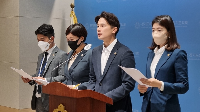 경기도의회 더불어민주당 대변인단이 20일 도의회 브리핑룸에서 기자회견을 하고 있다. (사진=허수빈 기자)