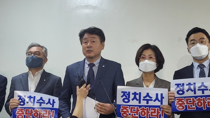 국회 법제사법위원회 소속 기동민 민주당 의원이 20일 대검찰청 국정감사장 앞에서 기자회견을 열고 발언하고 있다. (사진=김한별 기자)