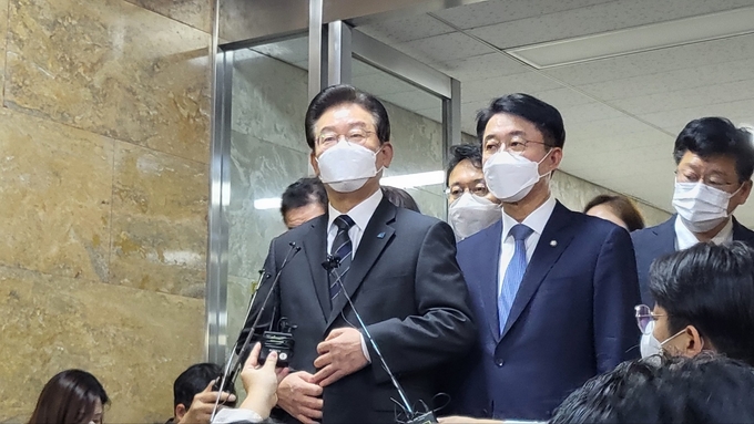 이재명 더불어민주당 대표가 20일 오전 국회에서 긴급의원총회를 마치고 나와 발언하고 있다. (사진=김한별 기자)