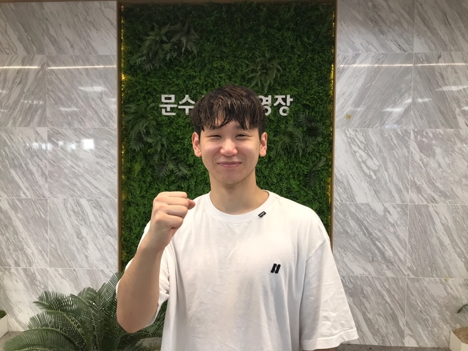 20일 울산광역시 문수실내수영장에서 열린 제42회 전국장애인체육대회 2일째 수영 선수부 남자 배영 S10(지체) 100m 결승에서 1분12초96으로 대회신기록을 세우며 금메달을 획득한 권용화(경기도장애인체육회)가 파이팅을 외치고 있다. (사진=유창현 수습기자)