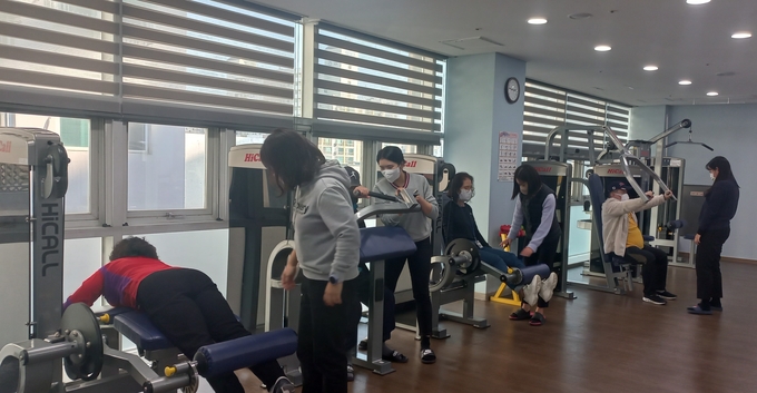 지난 18일 프로그램 참여자들이 부평구보건소에서 재활운동을 하고 있다. ( 사진 = 부평구 제공 )