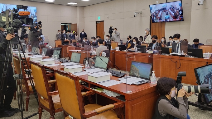 20일 오전 국회 법제사법위원회의 대검찰청 국정감사장에는 더불어민주당 법사위원들의 보이콧으로 민주당 의원들의 자리가 비어있다. (사진=김한별 기자)