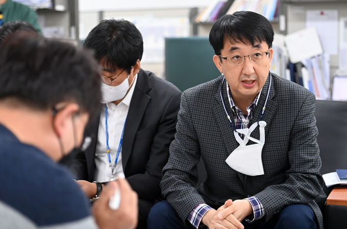 20일 인천시청에서 열린 복지국 기자간담회에서 김충진 복지국장이 답변하고 있다. ( 사진 = 인천시 제공 )