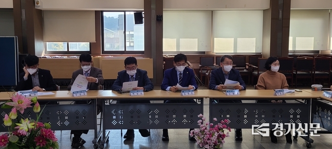 왼쪽부터 황종수 연금공단 포천·철원지사장, 김상갑 건강보험 포천지사장, 백남순 경기도의료원 포천병원장, 임영문 대진대 총장, 김철완 포천우체국장, 박윤경 농협중앙회 포천지부장. (사진=문석완 기자)