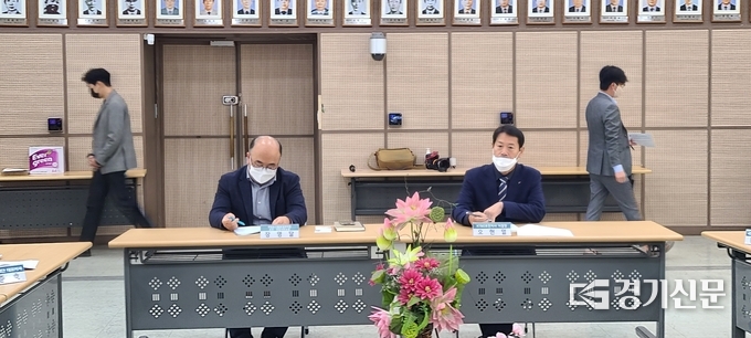 왼쪽부터 장영달 국립농산물 품질관리원 포천·연천지사장, 오현열 KT&G 포천지사 지점장. (사진=문석완 기자)