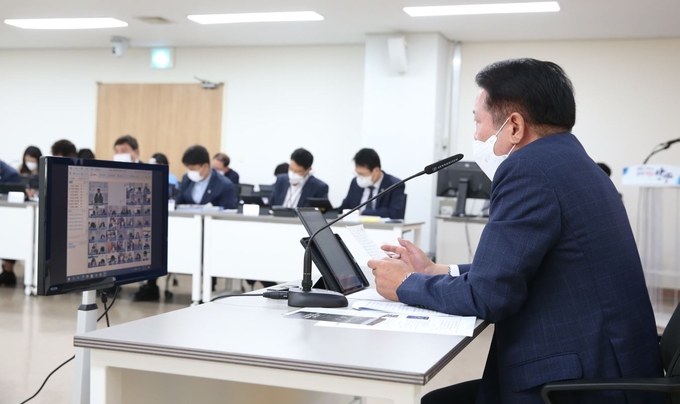 최대호 안양시장이 지난 14일 열린 간부회의를 주재하고 있다.(사진=안양시 제공)