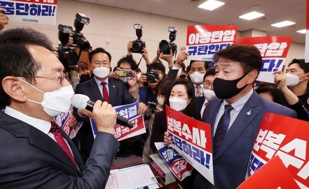  20일 오후 국회 법제사법위원회에서 김도읍 법사위원장이 대검찰청에 대한 국정감사를 강행하려 하자 더불어민주당 의원들이 위원장석을 둘러싸고 거세게 항의하고 있다. (사진=연합뉴스 제공)