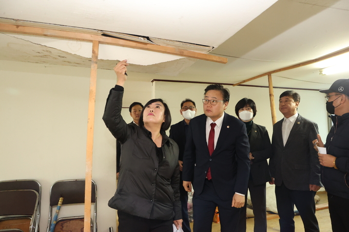 경기도의회 국민의힘은 20일 고양시 백송마을 5단지를 방문했다. (사진=경기도의회 제공)