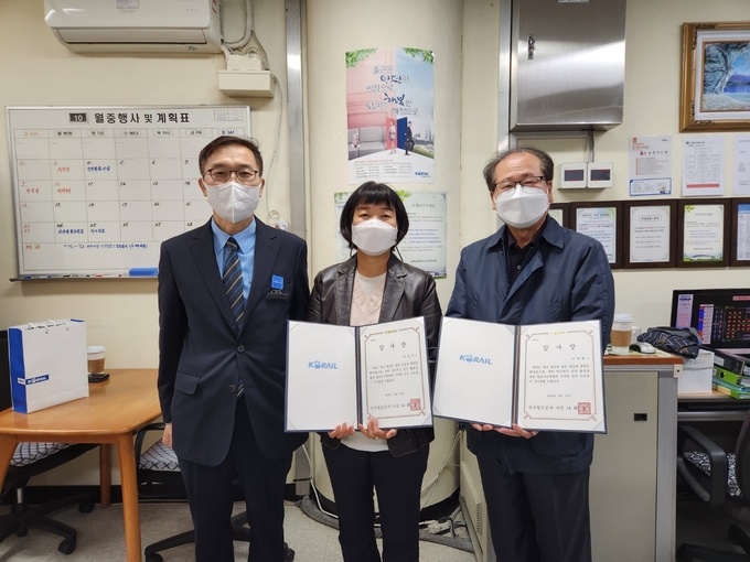 (왼쪽부터) 임상규 역장과 박은자씨, 이북희씨가 함께 기념촬영을 하고 있다.<br>
