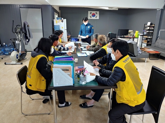가평경찰서는 지난 18일과 19일 이틀간에 걸쳐 가평읍 등 행복마을 관리소 4곳에서 관계자 44명을 대상으로 매월 실시하는 범죄예방 교육의 일환으로 '노인학대 예방교육'을 실시했다. (사진=가평경찰서 제공)