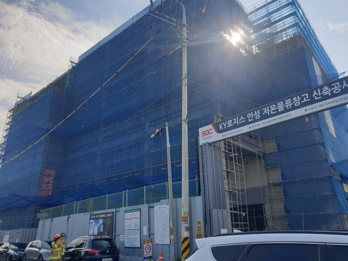 21일 오후 1시 5분께 경기도 안성시 원곡면 외가천리의 한 저온물류창고 신축 공사현장에서 추락사고가 발생해 8명이 추락했다. 이 중 3명이 심정지 상태인 것으로 알려졌다. 사진은 사고가 발생한 공사현장 모습. (사진=경기소방재난본부)