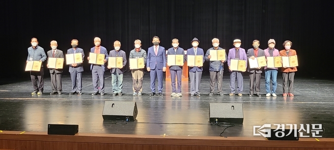 포천시장상 수상자들이 기념촬영하고 있다. (사진=문석완 기자)