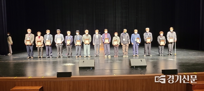 포천시의회 의장상 수상자들이 기념촬영하고 있다. (사진=문석완 기자)