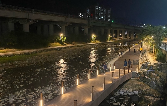 남양주시는 그동안 통행이 제한됐다가 지난 달 9월 준공된 총연장 2.1km의 사능천 친수 공간을 시민들에게 전부 개방하기로 했다. (사진=남앙주시 제공)
