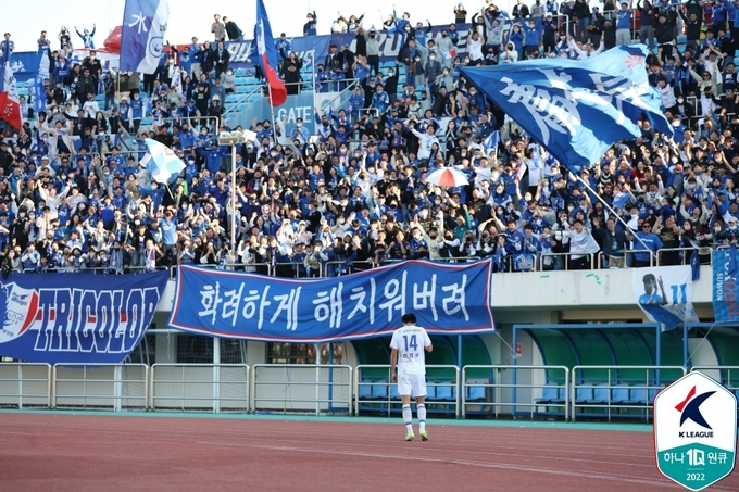 22일 경북 김천종합운동장에서 열린 하나원큐 K리그1 파이널라운드 최종 38라운드 수원 삼성과 김천 상무의 경기에서 수원 전진우가 결승골을 터뜨린 뒤 팬들 앞에서 인사를 하고 있다. (사진=한국프로축구연맹 제공)