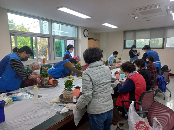 광명시 철산1동 지역사회보장협의체는 지난 21일 동 행정복지센터에서 정서적 어려움을 겪는 독거어르신 등을 대상으로 ‘반려식물과 함께하는 마음돌봄 사업’을 진행했다.사진=광명시 제공)