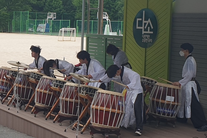  가평청평중학교 학생들이 ‘다소’에서 대북 공연 무대를 진행하고 있다. (가평청평중학교 제공)