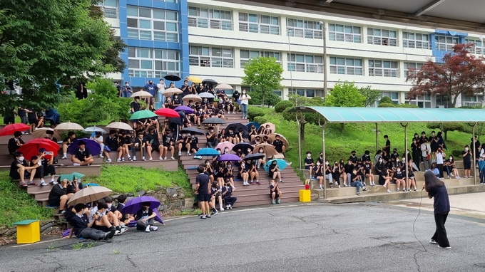  비가 오는 와중에도 ‘버스킹데이’에 참여한 가평청평중학교 학생들. (사진=가평청평중학교 제공)