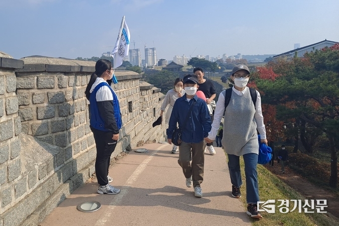  가족과 함께 성곽 둘레길을 걷는 참가자들. (사진=박진석 기자)