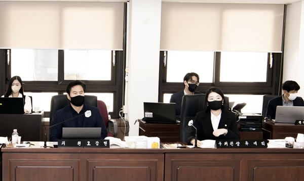 민주당 소속인 오강현 위원(왼쪽)과 유매희 위원이 나란히 앉아 문화재단 인사권에 관해 집행부를 상대로 질의를 벌이고 있다.(사진=김포시의회 제공)