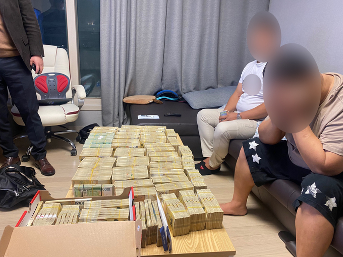 인천경찰청이 지난해 11월 경기도 의정부에서 불법 도박사이트 운영 일당을 검거하고 있다. ( 사진 =인천경찰청 제공 )