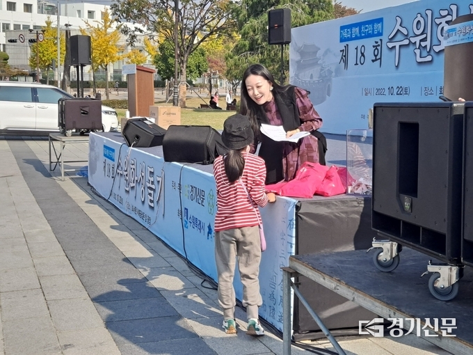  퀴즈맞추기에 참가한 어린 참가자가 무대에서 정답을 맞추고 있다. (사진=박진석 기자)