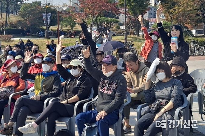  퀴즈맞추기를 위해 손 들고 있는 참가자들. (사진=박진석 기자)