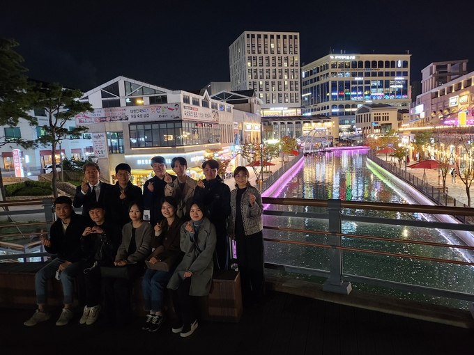클린도시사업소 신규 직원 9명이 현장체험 행정을 마친 뒤 본 업무에 들어가기 전 한강 라베니체 앞에서 기념 사진을 찍고 있다.(사진=클린도시사업소 제공)