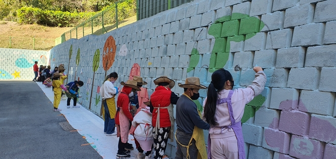 김포 하성초 학생들이 벽화 그림을 그리고 있다.(사진= 하성초 제공)