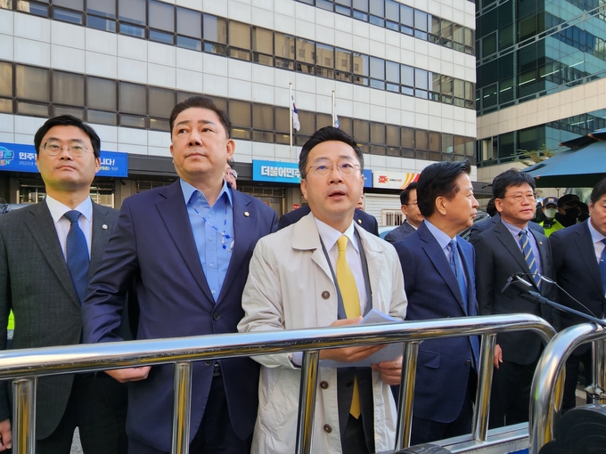 박성준 더불어민주당 대변인(왼쪽에서 세 번째)은 24일 오전 검찰이 여의도 민주당사 8층 민주연구원 부위원장실 압수수색을 시도 중인 가운데 당사 앞에 나와 브리핑을 하고 있다. (사진=김한별 기자)
