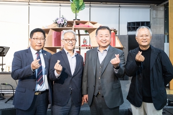 2022 파주북소리 개막식에 참석한 (왼쪽부터)이성철 파주시의회 의장, 고영은 출판도시문화재단 이사장, 김경일 파주시장, 송승환 PMC프러덕션 예술총감독. (사진=파주출판도시문화재단 제공)