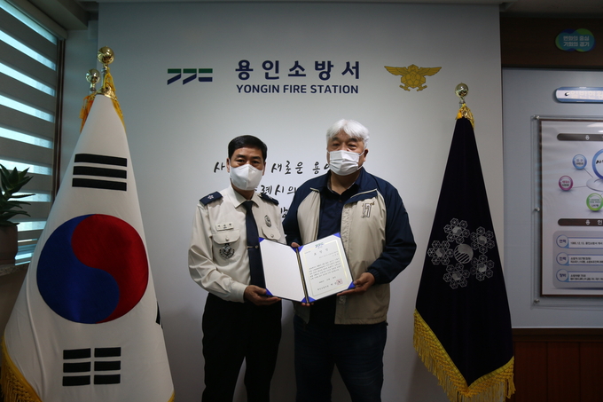용인소방서는 심정지환자를 발견하고 현장에서 심폐소생술을 실시해 생명을 살린 대리운전 업체 대표 조성관 씨에게 ‘응급의료 유공 표창’을 수여했다.(사진=용인소방서 제공)